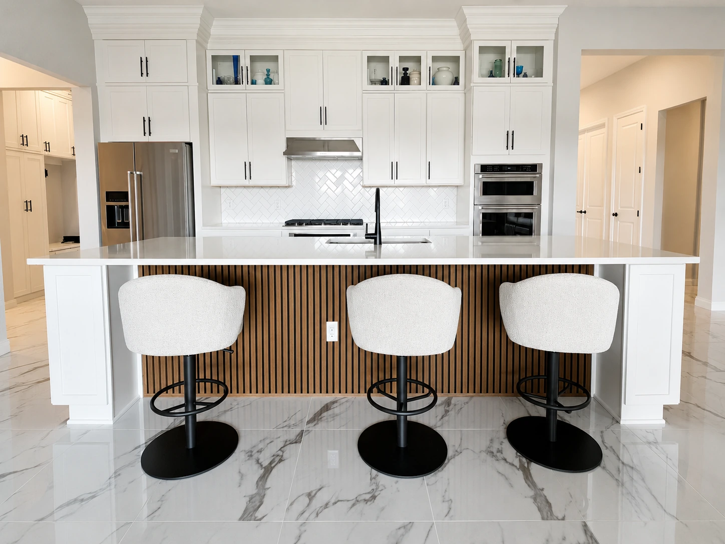 cocina_moderna_con_isla_y_taburetes